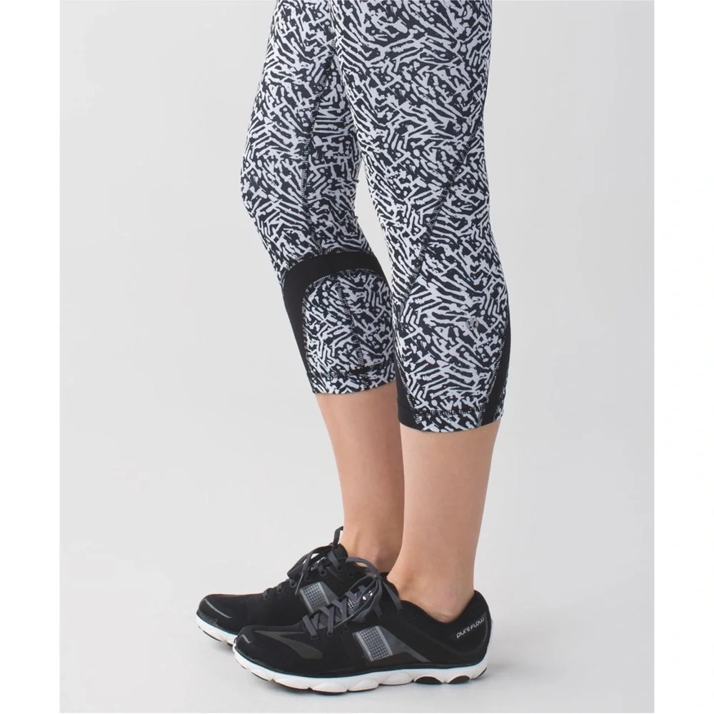 Lululemon Legging Run Inspire Crop II Luxtreme 6 Mini Brushed Animal Black White